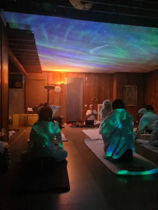 Partecipanti durante un bagno sonoro in un ambiente raccolto