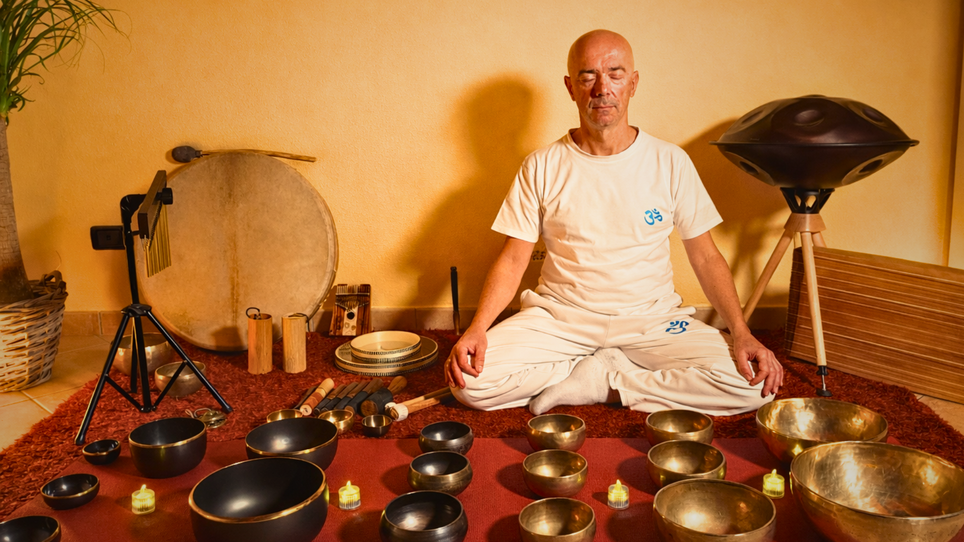 Domenico in meditazione, circondato dagli strumenti sonori